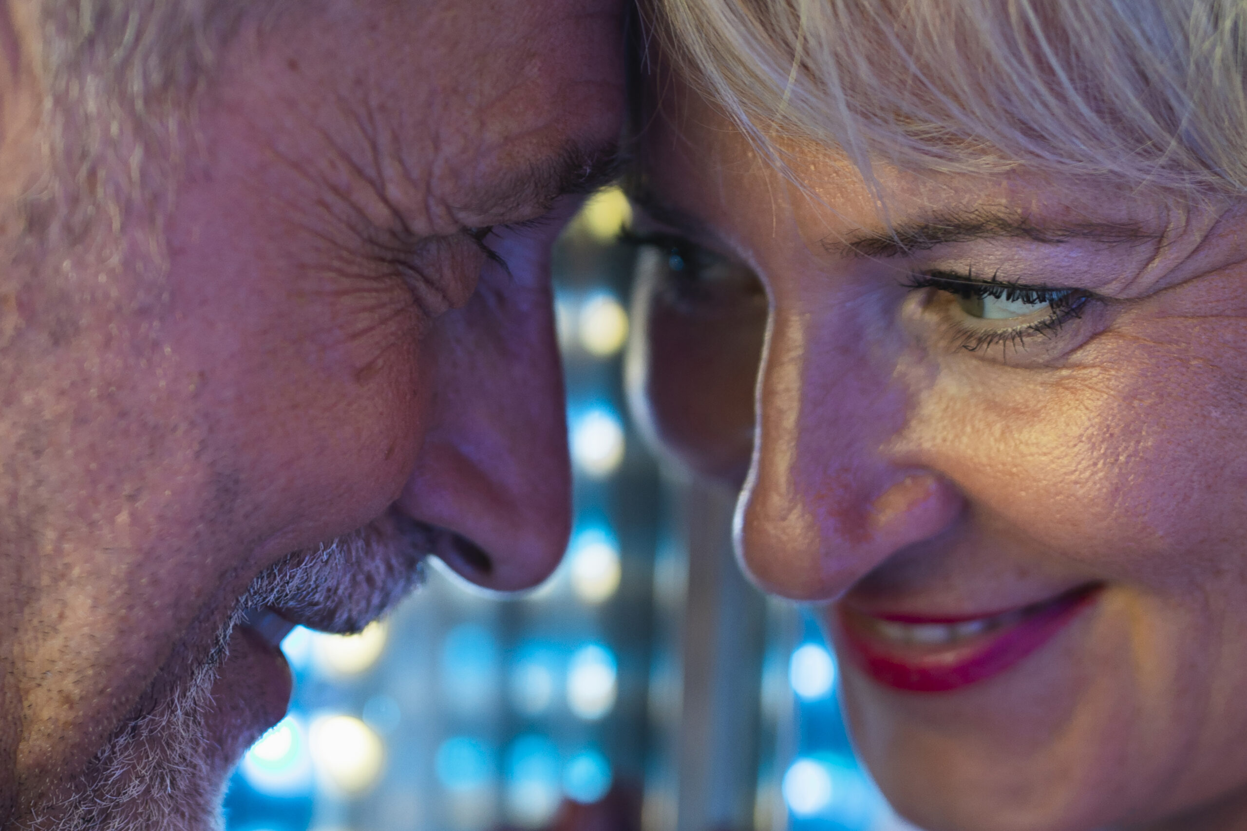 Pareja de la tercera edad mirándose con deseo