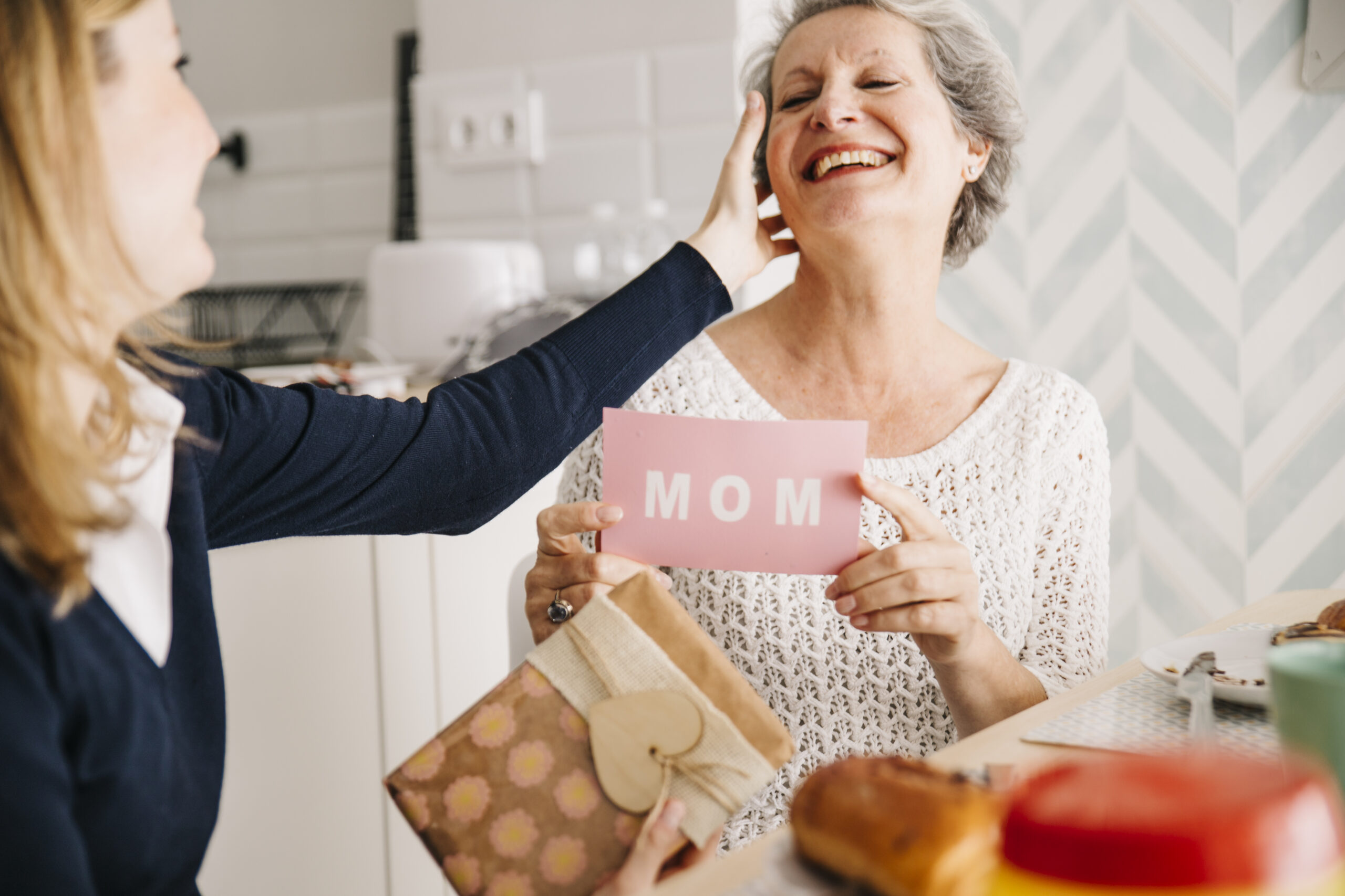 Madre abuela recibiendo regalo el dia de la madre